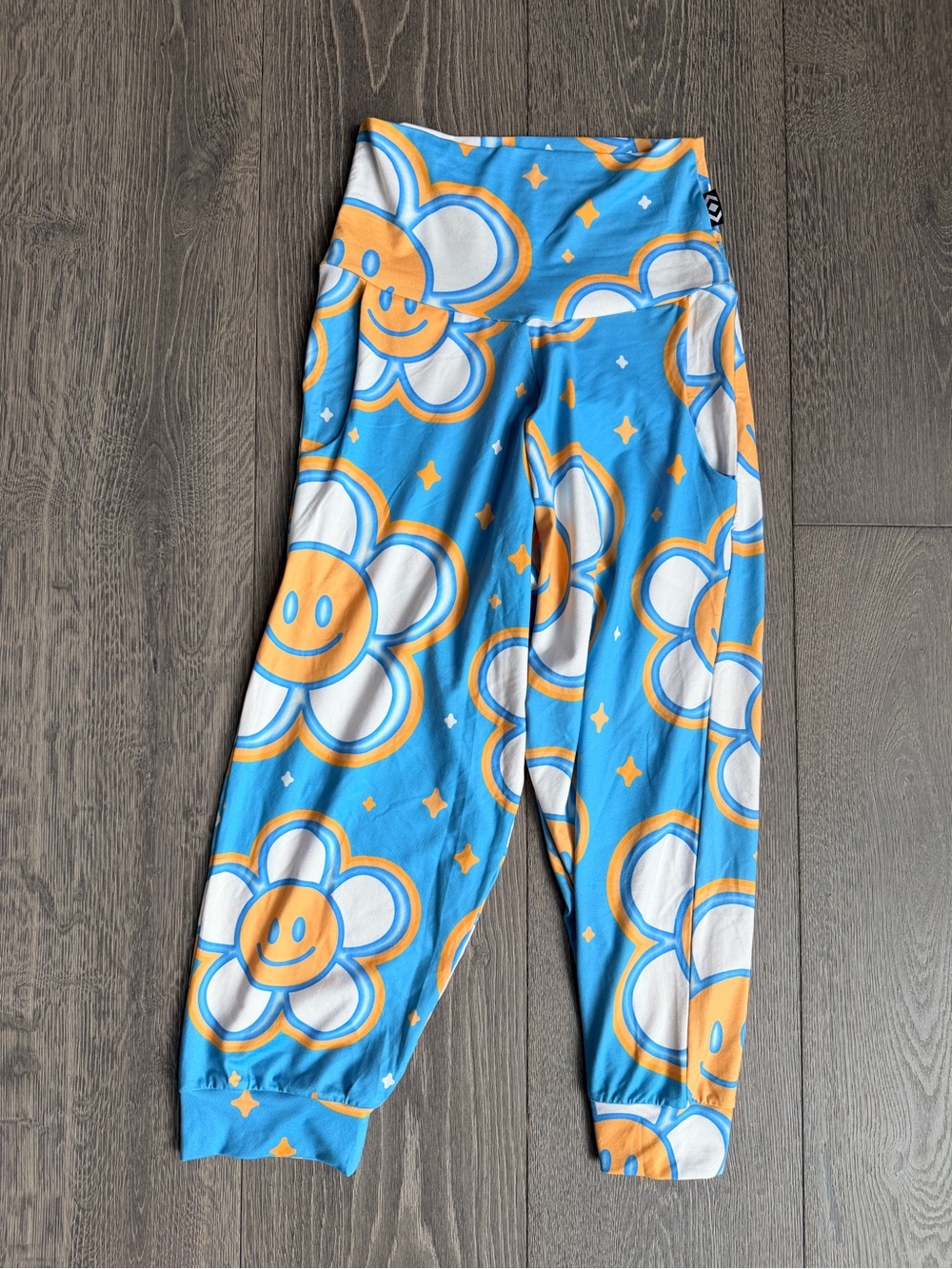 Exotica Floral Smiley Soft to Touch Capri Crop Jogger Size Medium